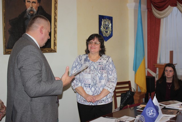 Нагородження грамотою кандидата філологічних наук, доцента ТНПУ імені В.Гнатюка Лесі Петрівни Вашків деканом факультету економіки і управління ТНЕУ В.Островерховим